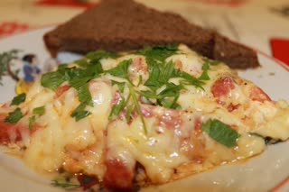 Омлет.Самый вкусный омлет с помидорами,колбасой и сыром.