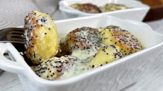 Можно "есть губами", как говорится: сырники "Заливные" настолько нежные, что просто "тают во рту"