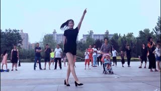 Красавица танцует Шафл на каблуках