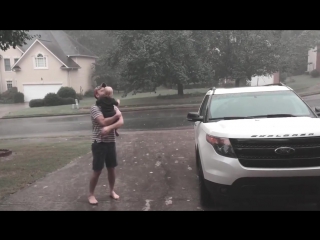 Девочка и её самый первый летний дождь