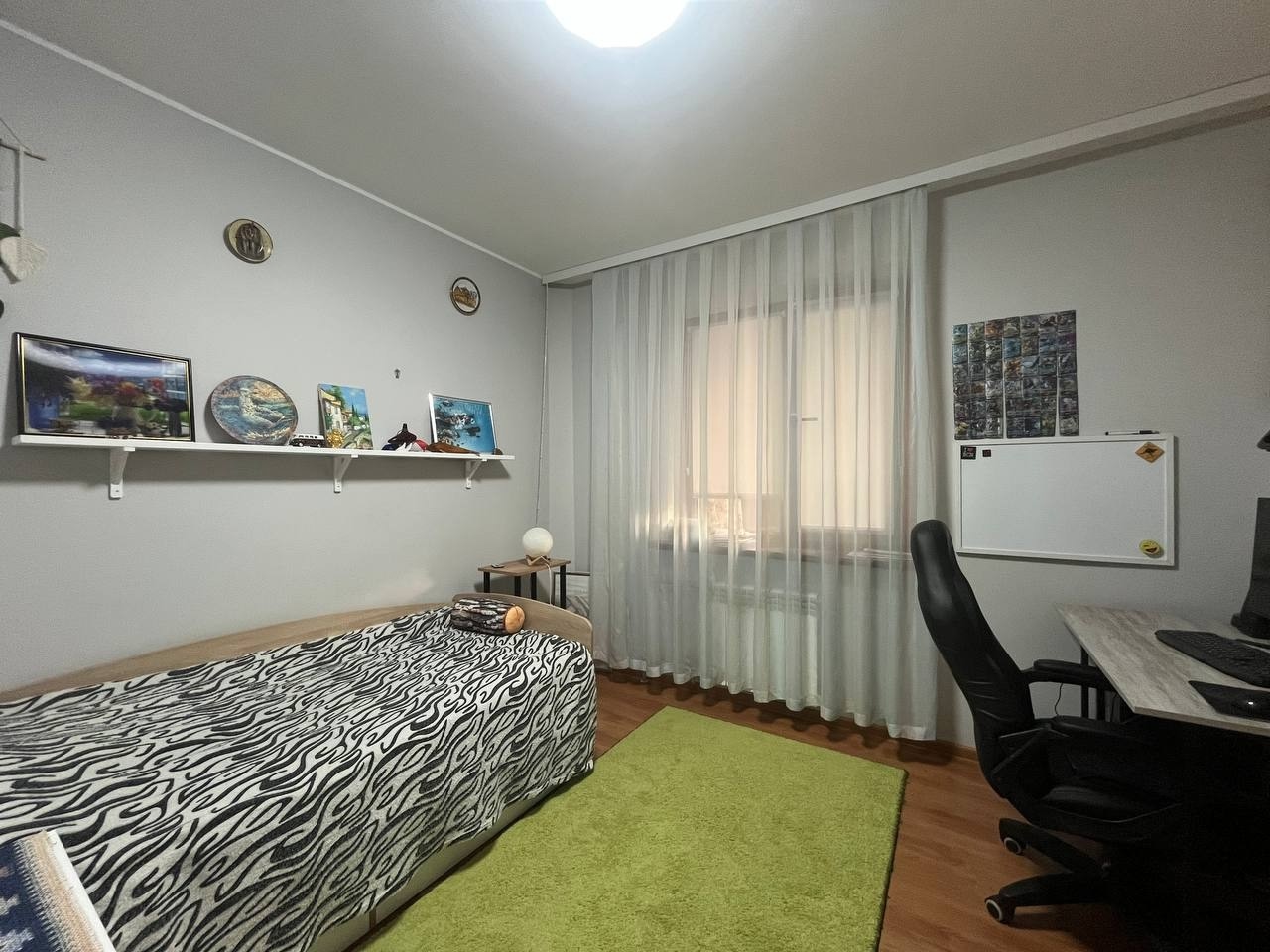 🏬3 комнатная, 71,9м², 7/9эт., кв.Героев Сталинграда, Артемовский р-н, г. Луганск ‼️ Квартира с ремонтом. Частично остается мебель. Кухня 8,8м2, встроенная мебель. Три изолированные комнаты. Окна м/п, балкон и лоджия застеклены. По всей квартире медная проводка. С/у совмещен, кафель. Бойлер. Кондиционер. Видео...