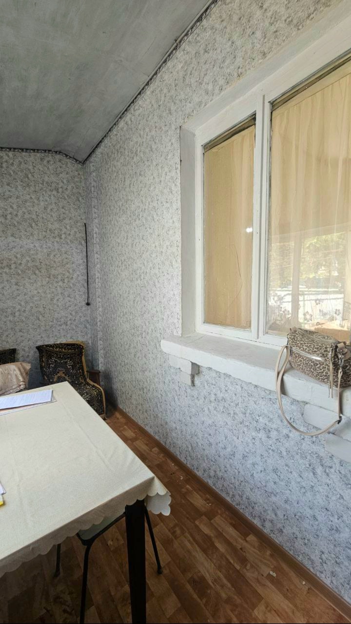 🏡Продаётся дом в Свердловске, ул. Фабричная, р-н ПарКио. 📐Площадь =65,7 м. Высота потолков 3 м. Сан.узел в доме, ванная. 🛠Крепкий дом, фундамент каменный, без трещин. Стены- ракушняк, обложен кирпичом. Зимой тепло, летом прохладно. Все окна металлопластиковые. Дом газифицирован, новый котёл, газ.проект. Новый...