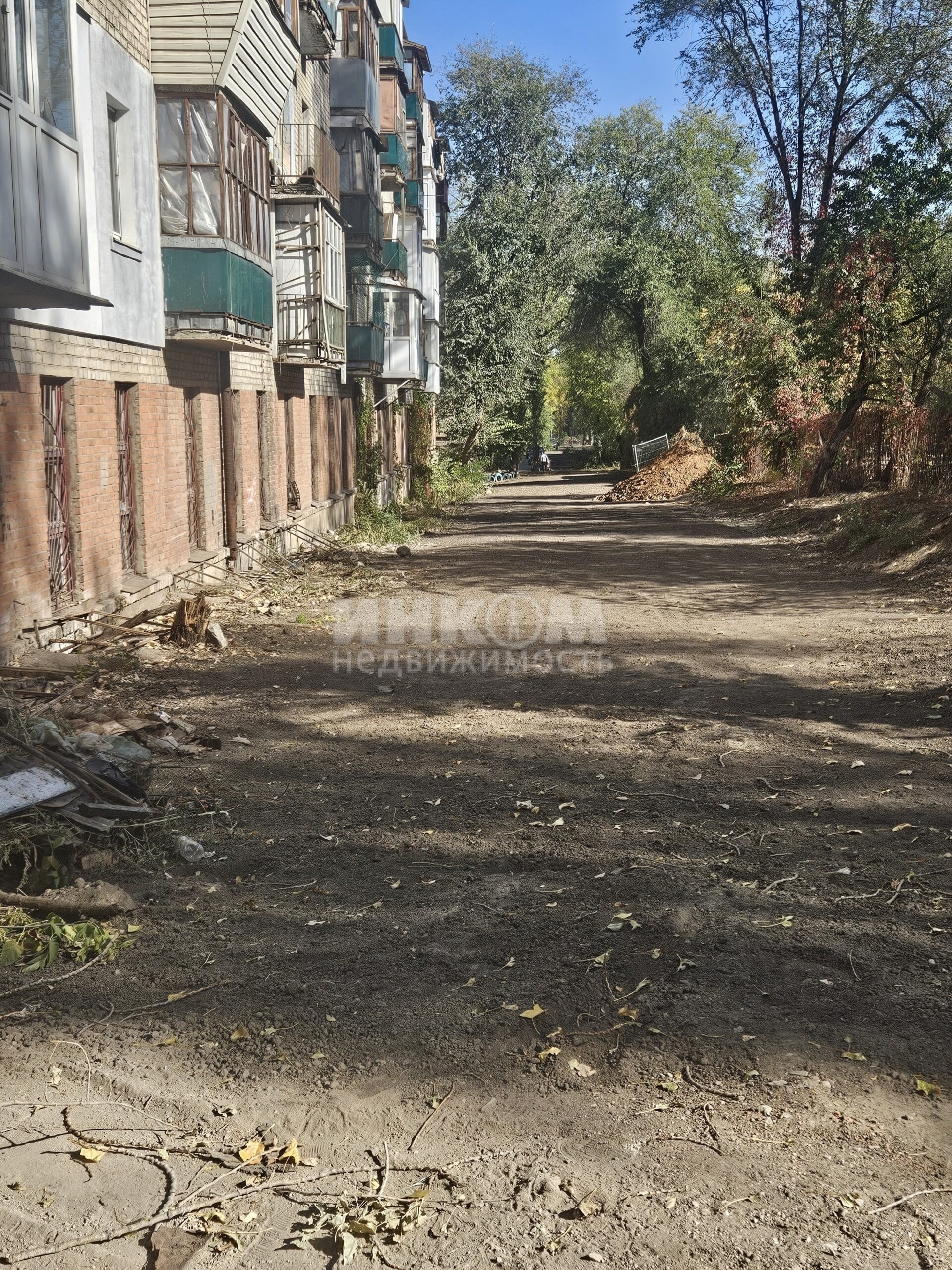 город Луганск. квартал Шевченко д-14 Продам Помещение 1065м2 свободного назначения, весь первый этаж жилого дома, выведено из жилого фонда. 1-й этаж 660м2,высокие потолки около 4 м подвал 405м2. Два входа один в начале дома второй в конце дома ( эти 2 входа есть на фото). Физ лицо. Можно в аренду с каникулами...